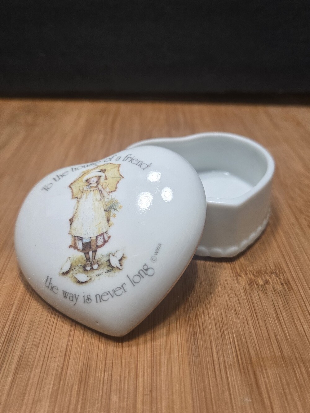 VINTAGE GENUINE PORCELAIN HOLLY HOBBY TRINKET BOX Holly Hobbie heart friendship